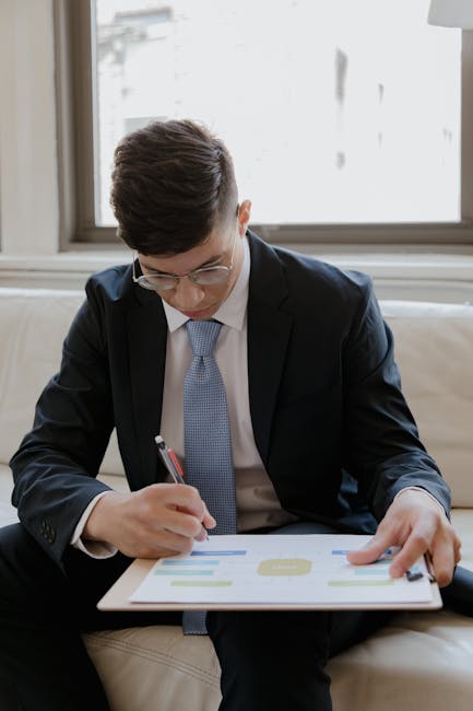 Echipă de consultanți analizând documente operaționale într-un birou corporate